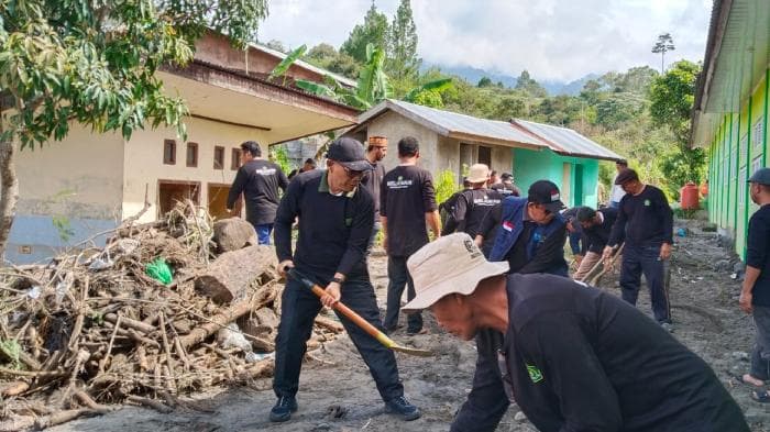 Relawan Kemenag dan Brimob Bersihkan MIN 8 Bener Meriah dari Material Banjir