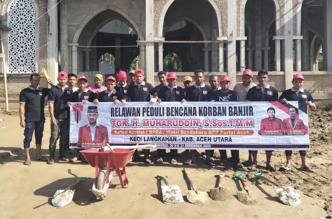 Ratusan Relawan Partai Aceh Bersihkan Tempat Ibadah di Aceh Utara Pasca Banjir