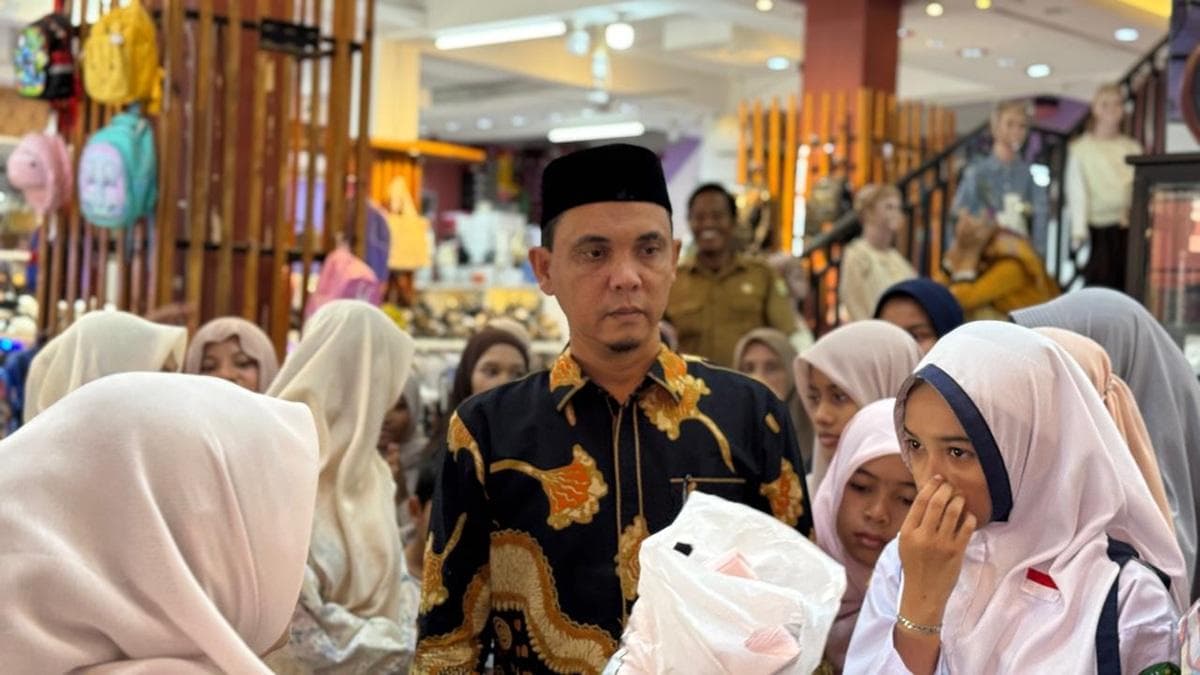 Keuchik Lamteumen Timur Bawa 62 Anak Yatim Berbelanja Baju Lebaran