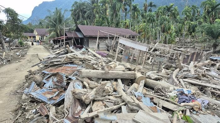 55 Hari Pascabanjir, Kayu Menumpuk di Rantau Panjang Aceh Timur