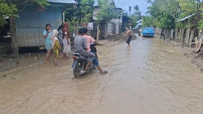 Warga Pidie Jaya Trauma Banjir Susulan, Jalan Berubah Sungai