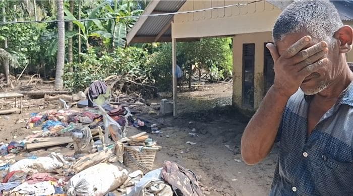 Rumahnya Dipenuhi Endapan Lumpur Banjir, Warga Krueng Beukah-Bireuen Menangis: Hana Tatuoh Peugot Le