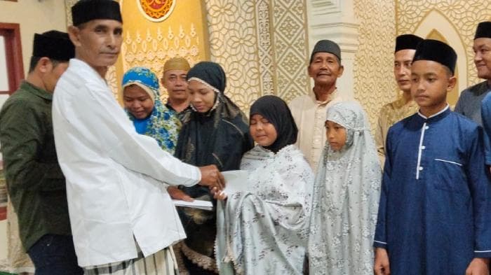 Meunasah Al-Bayan Salurkan Donasi Makmeugang untuk 13 Anak Yatim di Aceh Barat