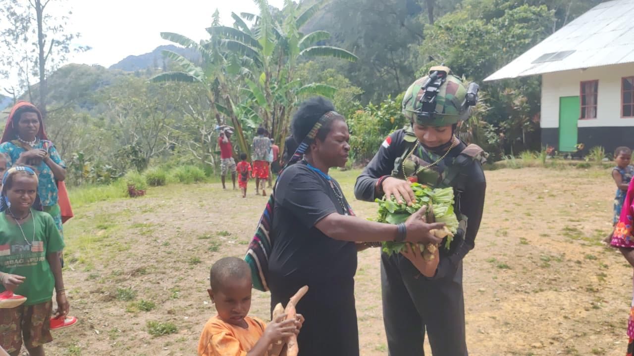 Satgas TNI Aceh Dapat Sayuran dari Warga Papua dalam Patroli Humanis