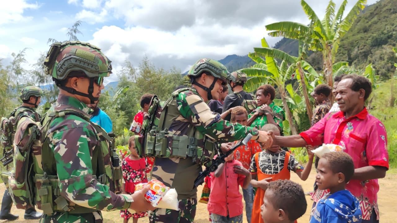 Satgas TNI Aceh Bagikan Sembako di Intan Jaya, Warga Papua Terima Berkah Ramadhan