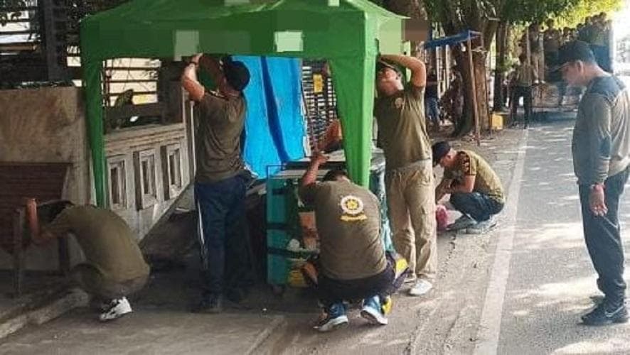 Satpol PP-WH Banda Aceh Tertibkan Barang Dagangan PKL di Jalan AMD