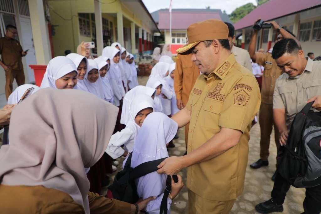 422 Siswa Banjir Lhokseumawe Terima Perlengkapan Sekolah dari Wali Kota