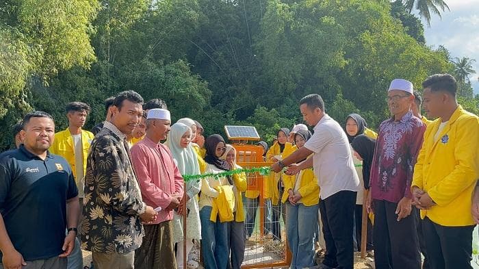 Mahasiswa UTU Pasang Alat Peringatan Dini Banjir di Desa Gajah Ayee Pidie