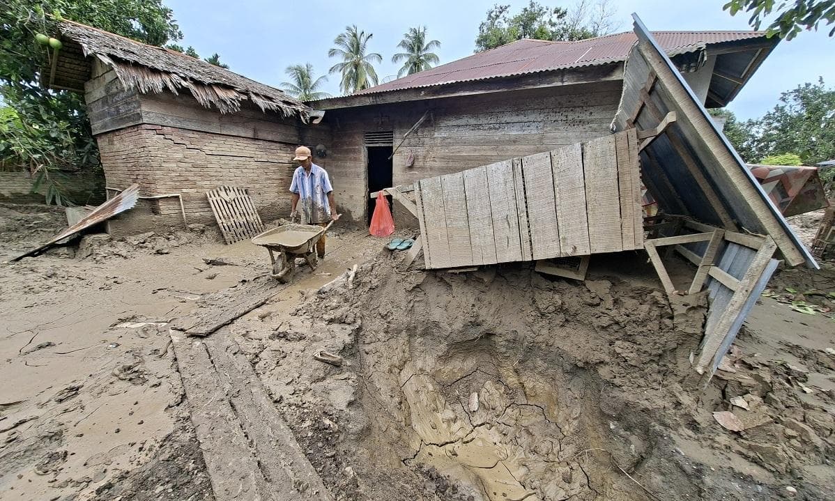 Hampir Seluruh Rumah Warga Desa Kapa Seperti Sumur Karena Terendam Lumpur Banjir Bandang