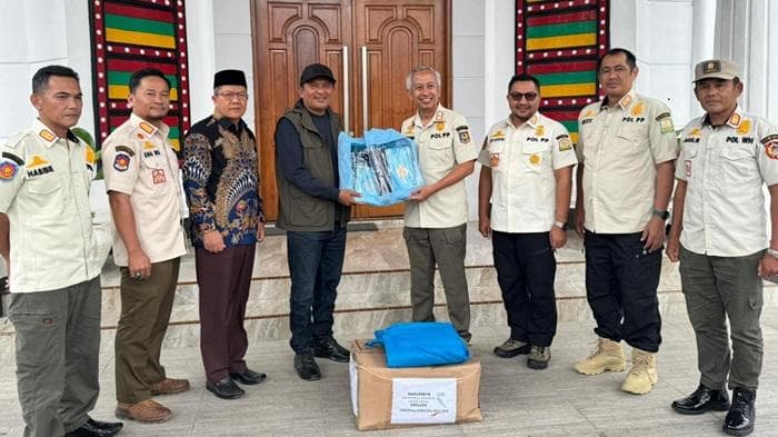 Satpol PP dan WH Aceh Dampingi Salurkan Bantuan Presiden untuk Korban Bencana