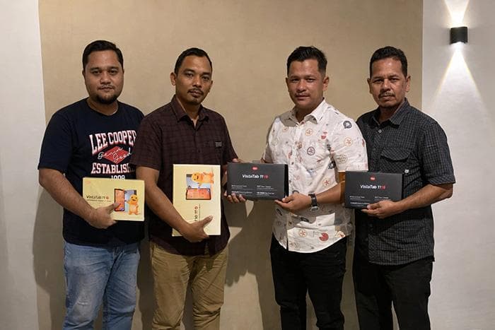 Dosen UBBG Berikan Tablet untuk Tingkatkan Kinerja Perangkat Desa Kayee Jatoe