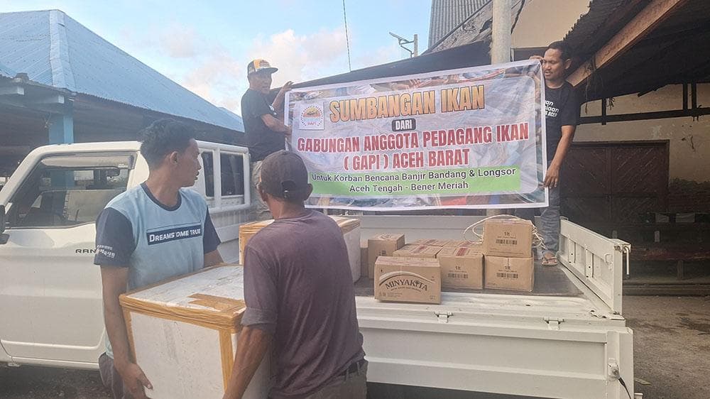 Nelayan danamp; Pedagang Ikan Meulaboh Sumbang Ratusan Kilo Ikan Segar untuk Korban Banjir Bandang di Aceh