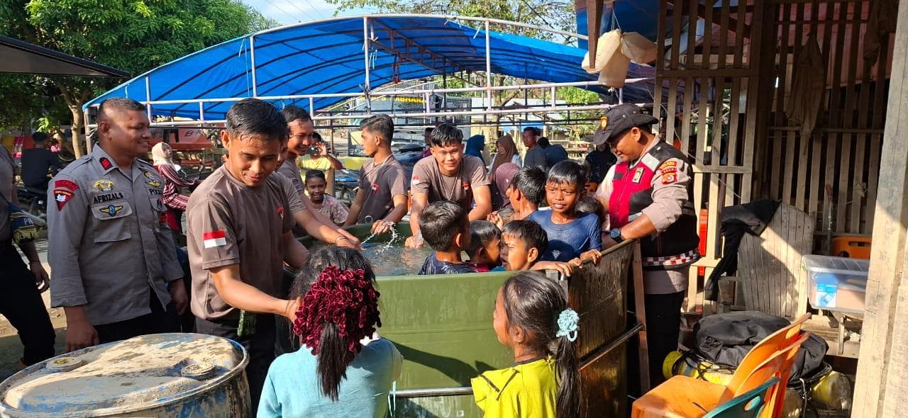 Mobil Water Treatment Polri Bantu Warga Pante Bidari Atasi Krisis Air Bersih Pasca Banjir