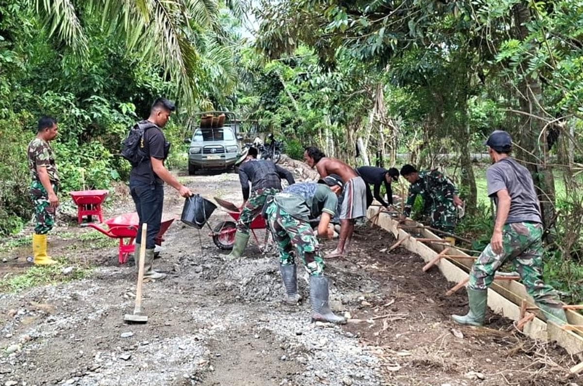 TNI dan Warga Aceh Barat Bersatu Bangun Talud Penahan Timbunan untuk Akses Jalan Aman