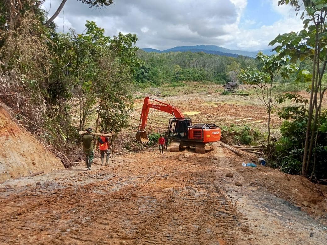 Satgas TNI Aceh Buka Jalan Desa Ujung Blang-Pante Ara untuk Mobilitas Warga