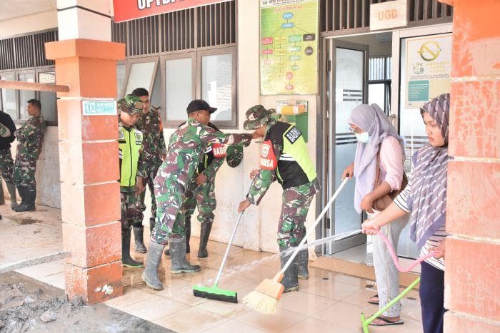 TNI dan Tenaga Kesehatan Bersihkan Lumpur Tebal di Puskesmas Peusangan