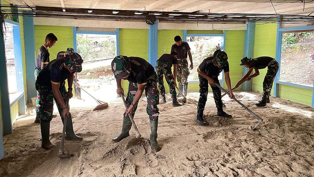 Anggota TNI Bersihkan Material Banjir di Masjid Al-Hidayah di Rusip Antara