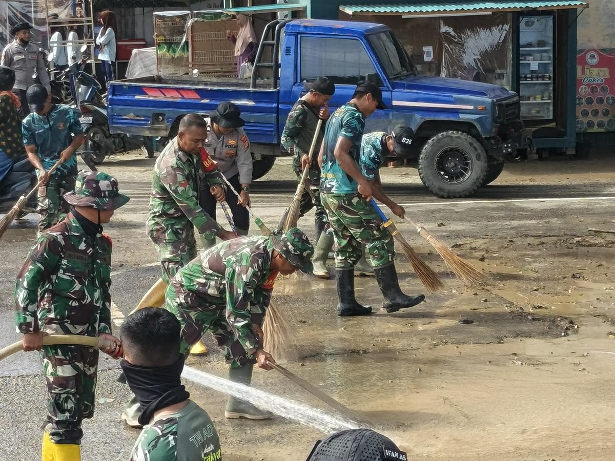 TNI-Polri Bersihkan Jalan Meureudue Pascabanjir, Warga Terima Kasih