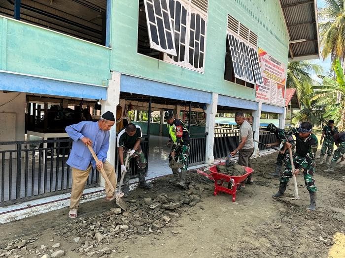 TNI Bersama Warga Aceh Bersihkan Meunasah Pasca Banjir di Peusangan Selatan