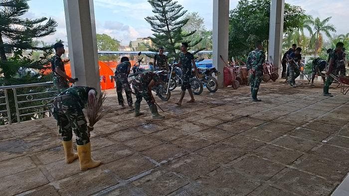 300 Prajurit TNI Bersihkan Aceh Tamiang Pasca Banjir Bandang