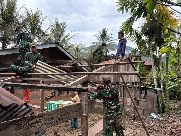 TNI Bantu Warga Bongkar Rumah Rusak Akibat Banjir Longsor di Gayo Lues
