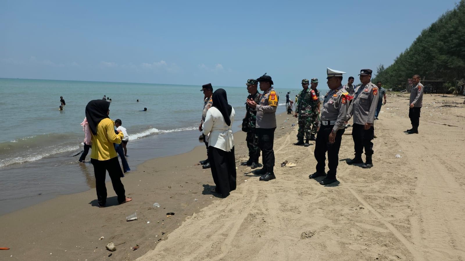 Polisi dan TNI Jaga Keamanan Wisatawan di Pantai Bantayan Aceh Utara Saat Libur Idul Fitri