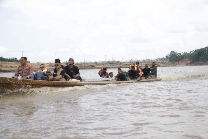 Tim ARUS Susuri Sungai Bawa Bantuan ke Korban Banjir Aceh Utara