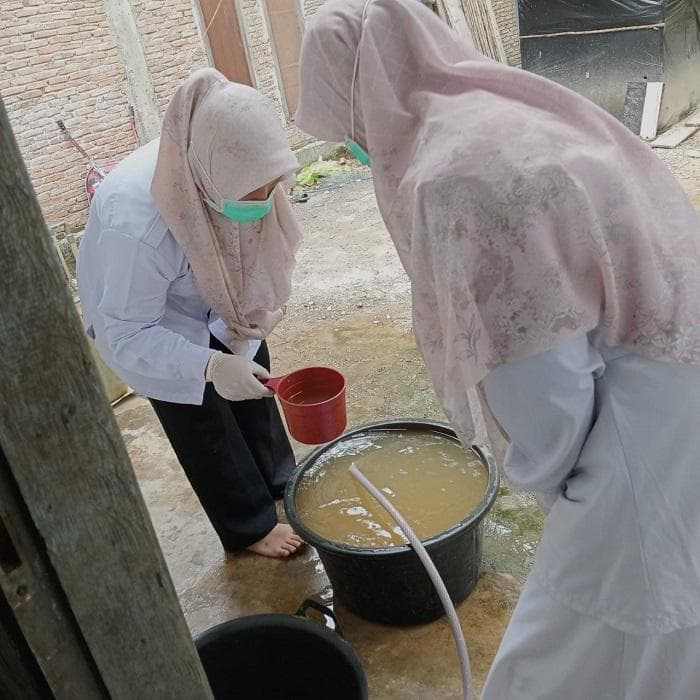Dinkes Nagan Raya Periksa Air Sumur Warga Pasca Banjir Bandang
