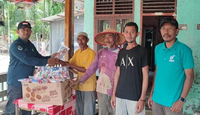 Pakai Perahu, Tim Dinkes Nagan Raya Terobos Desa Terisolir Banjir Bandang