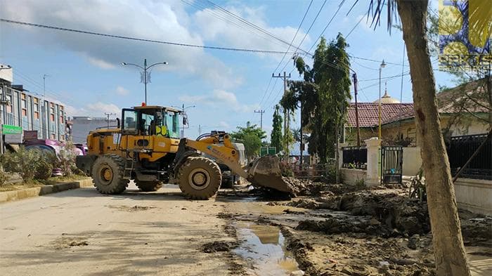 Tim Gabungan BPJN Aceh Bersihkan Lumpur di Jalan Utama Kabupaten Aceh Tamiang