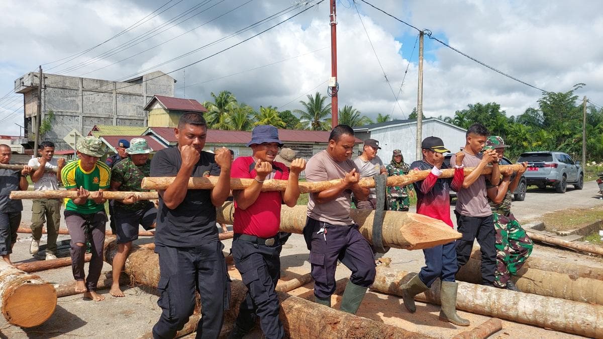 TNI-Polri Bersama Warga Berjibaku Bangun Jembatan Darurat Menuju Singkil