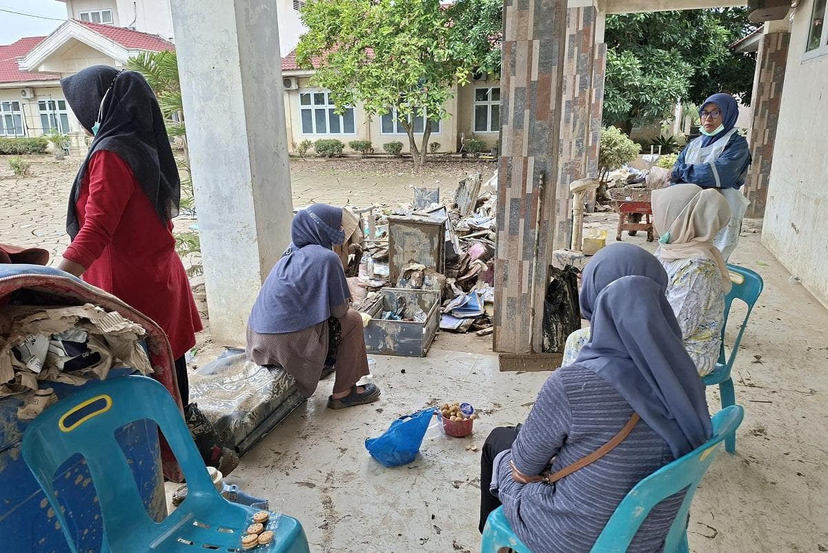 Puskesmas Lueng Daneun Masih Dipenuhi Lumpur, Pelayanan Kesehatan Tetap Berjalan