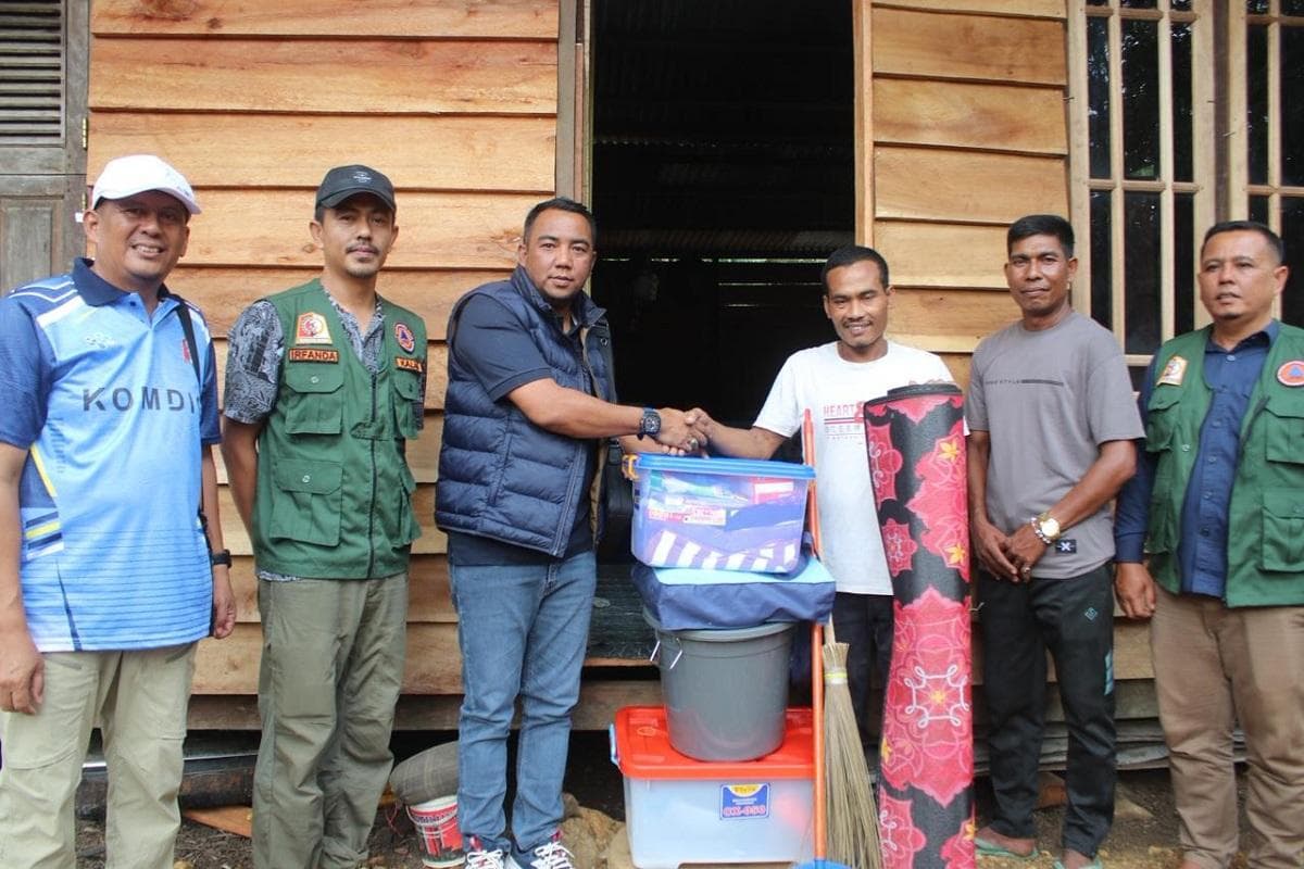 Wabup Nagan Raya Serahkan Bantuan Meugang ke Warga Beutong Ateuh