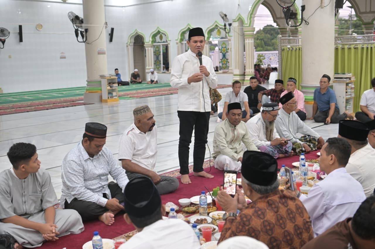 Wagub Fadhlullah Kenang Abu Razak dalam Buka Puasa Bersama Warga Pidie