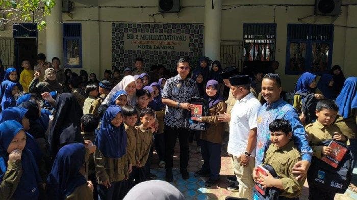 Wali Kota Langsa Salurkan 13.186 Paket Peralatan Sekolah ke SD