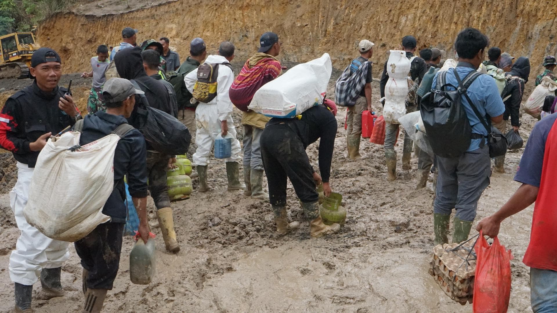 Pilunya Warga Bener Meriah Jalan Kaki Berjam-jam Pangkul Tabung Gas dan Sekarung Beras