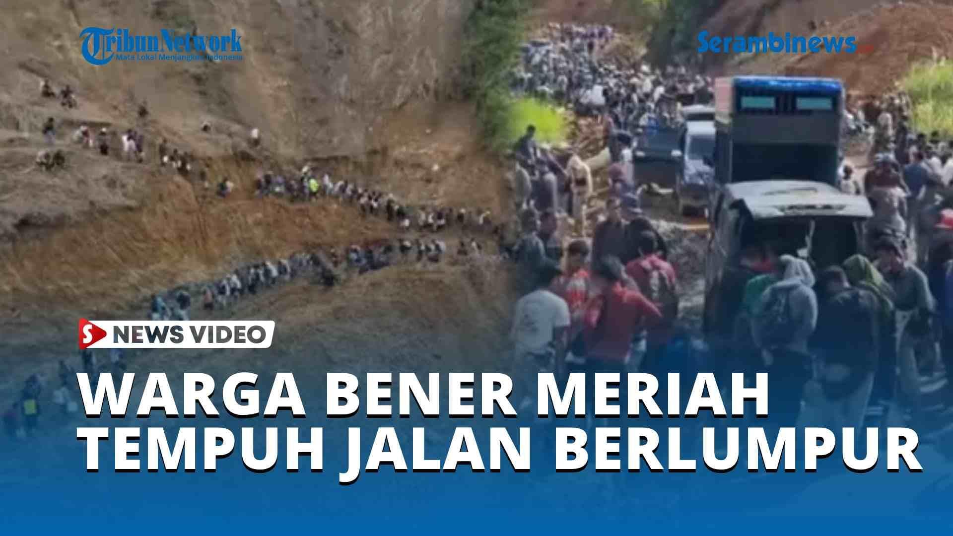 VIDEO Warga Bener Meriah Tempuh Jalan Berlumpur Demi Bawa Sekarung Beras