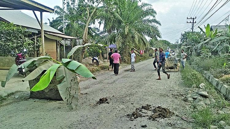 Warga Aceh Utara Blokir Jalan Tanam Pisang, Tuntut Pengaspalan Segera