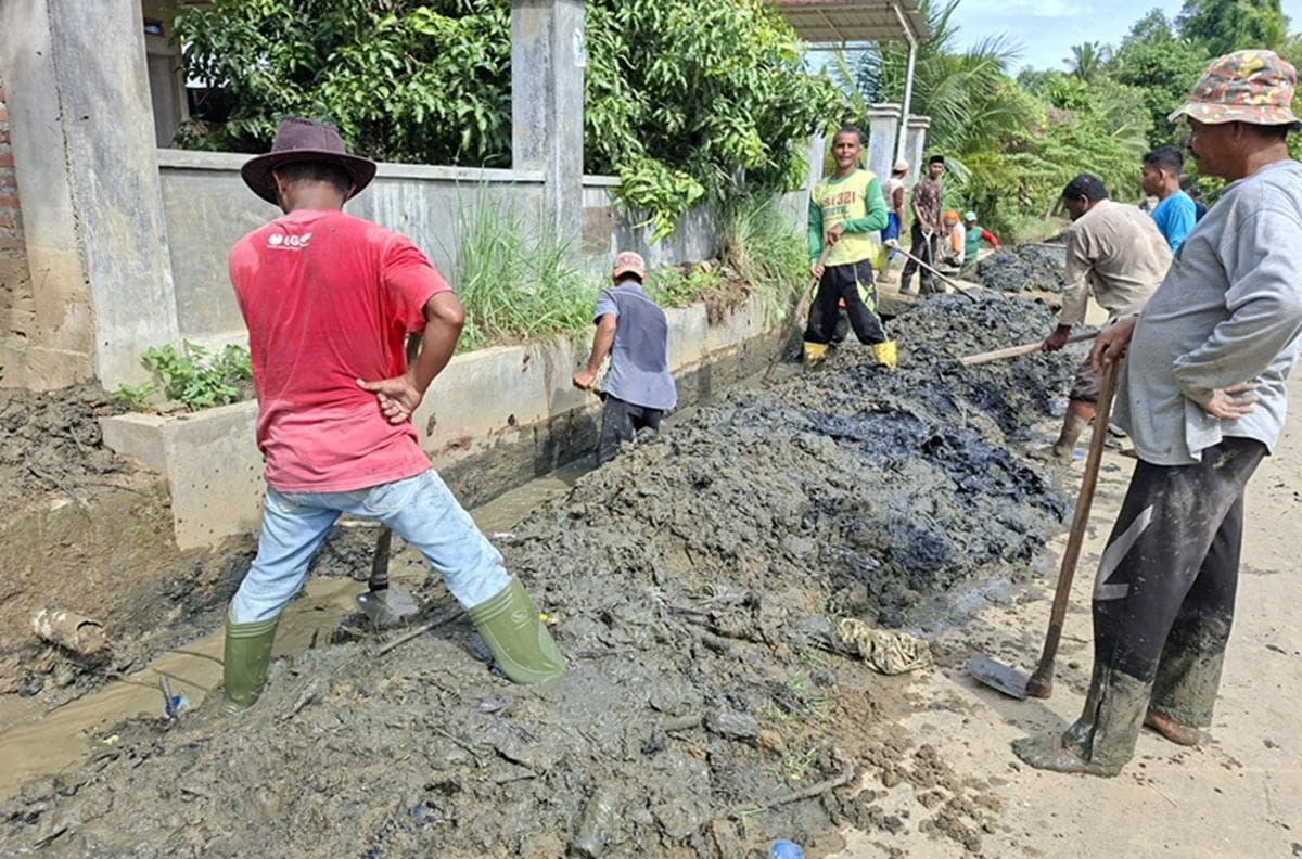 Warga Gampong Blang Seupeng Gotong-Royong Bersihkan Lumpur Pasca Banjir Bandang