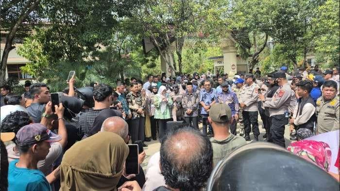 Ratusan Warga Langsa Demo ke Pemko, Bantuan Banjir Belum Tersalurkan