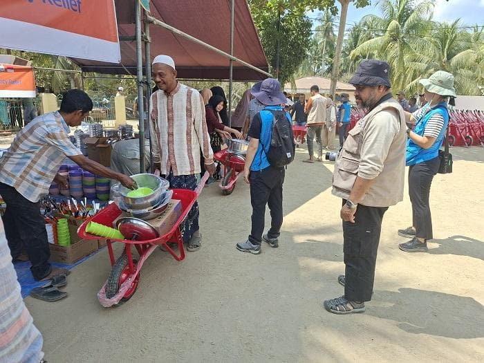 Warga Bireuen Terima Bantuan JTS Korea Pasca Banjir, Kereta Sorong Berisi Alat Makan dan Kebersihan