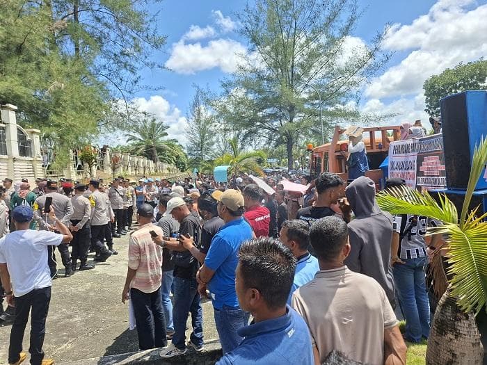 Warga Nagan Raya Demo Menolak Penutupan Tambang Emas Tradisional