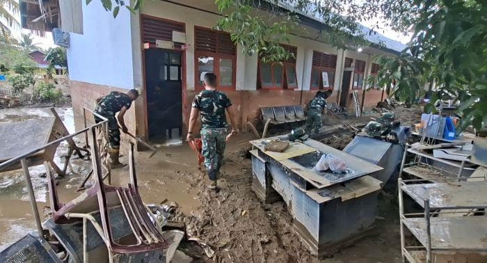 TNI Bersihkan Lumpur di Puskesmas Peusangan Bireuen Pasca Banjir