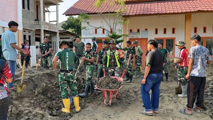 TNI & Mahasiswa Umuslim Bersihkan Poskesdes Putoh Pasca Banjir