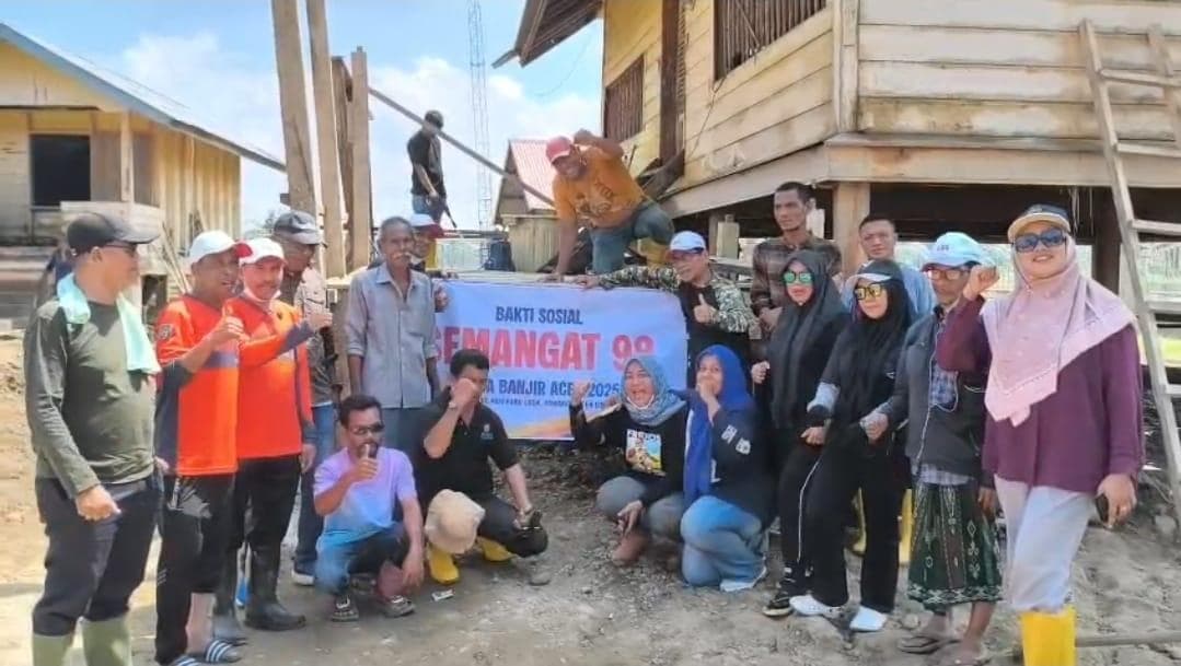 Aktivis 98 Aceh Bersihkan Lumpur Banjir di Sawang, Warga Terima Bantuan