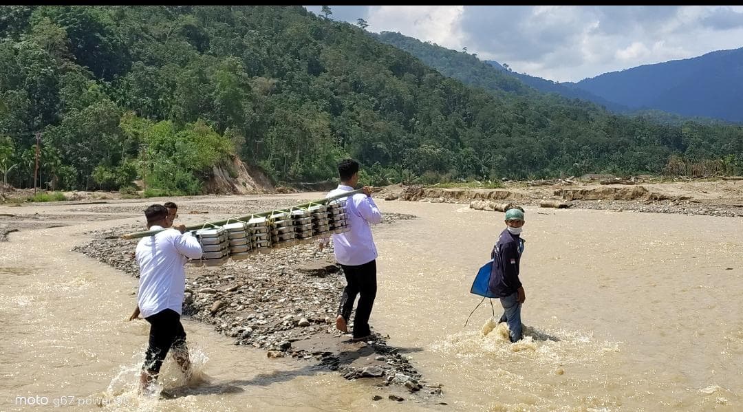Warga Gayo Lues Pikul MBG Seberangi Sungai Pasca Banjir Longsor