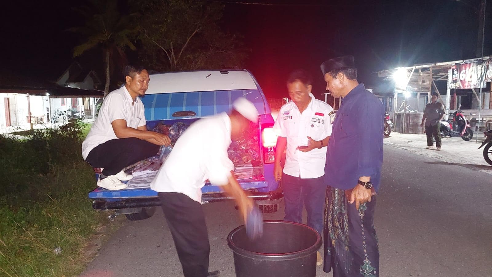 Pemkab Aceh Singkil Antarkan Daging Meugang untuk 33 KK di Gosong Telaga Barat