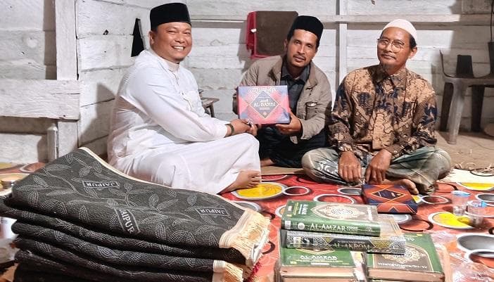 Bupati Aceh Timur Serahkan Sajadah dan Alquran ke Warga Pedalaman Sri Mulya