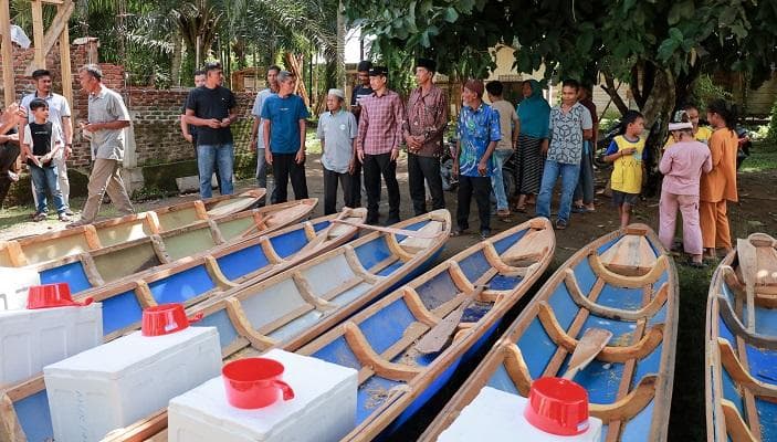 Bupati Aceh Barat Salurkan 102 Sampan dan Cool Box untuk Nelayan di Tiga Kecamatan