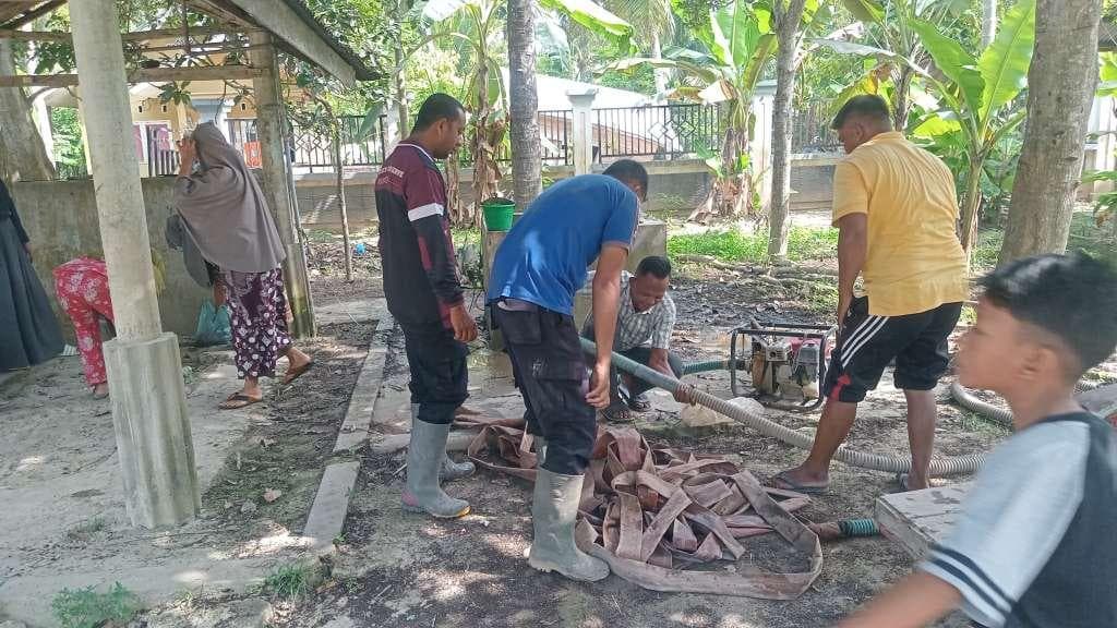 Polres Bireuen Bersihkan Lumpur Tebal di Dayah Syamsul Fata Keurumbok
